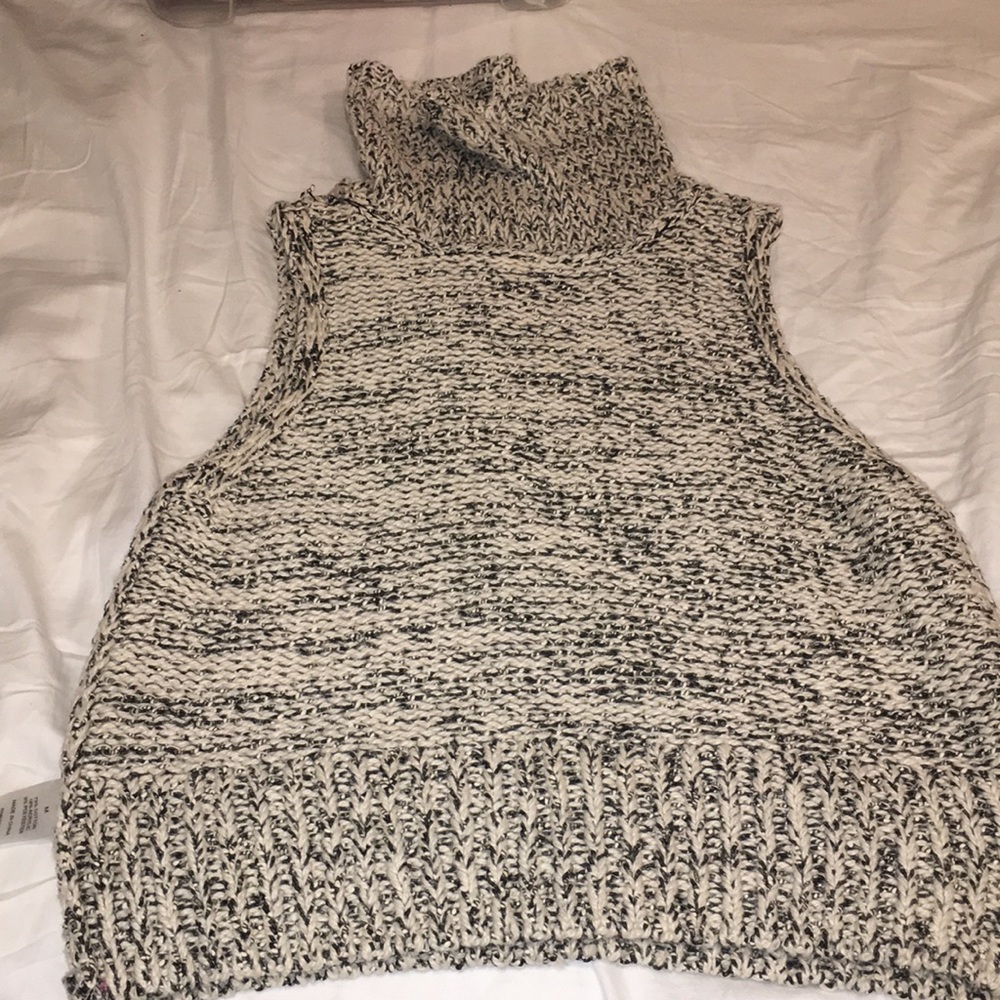 Sleeveless knitted turtleneck neck worn once